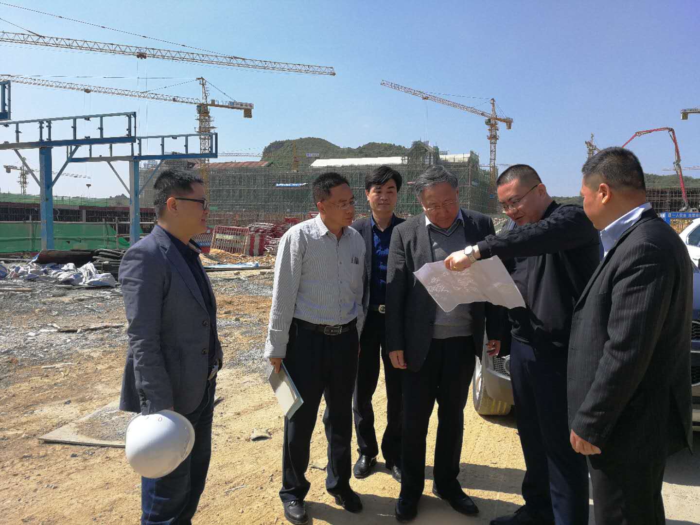办公大楼实地考察 ，领导现场讲解