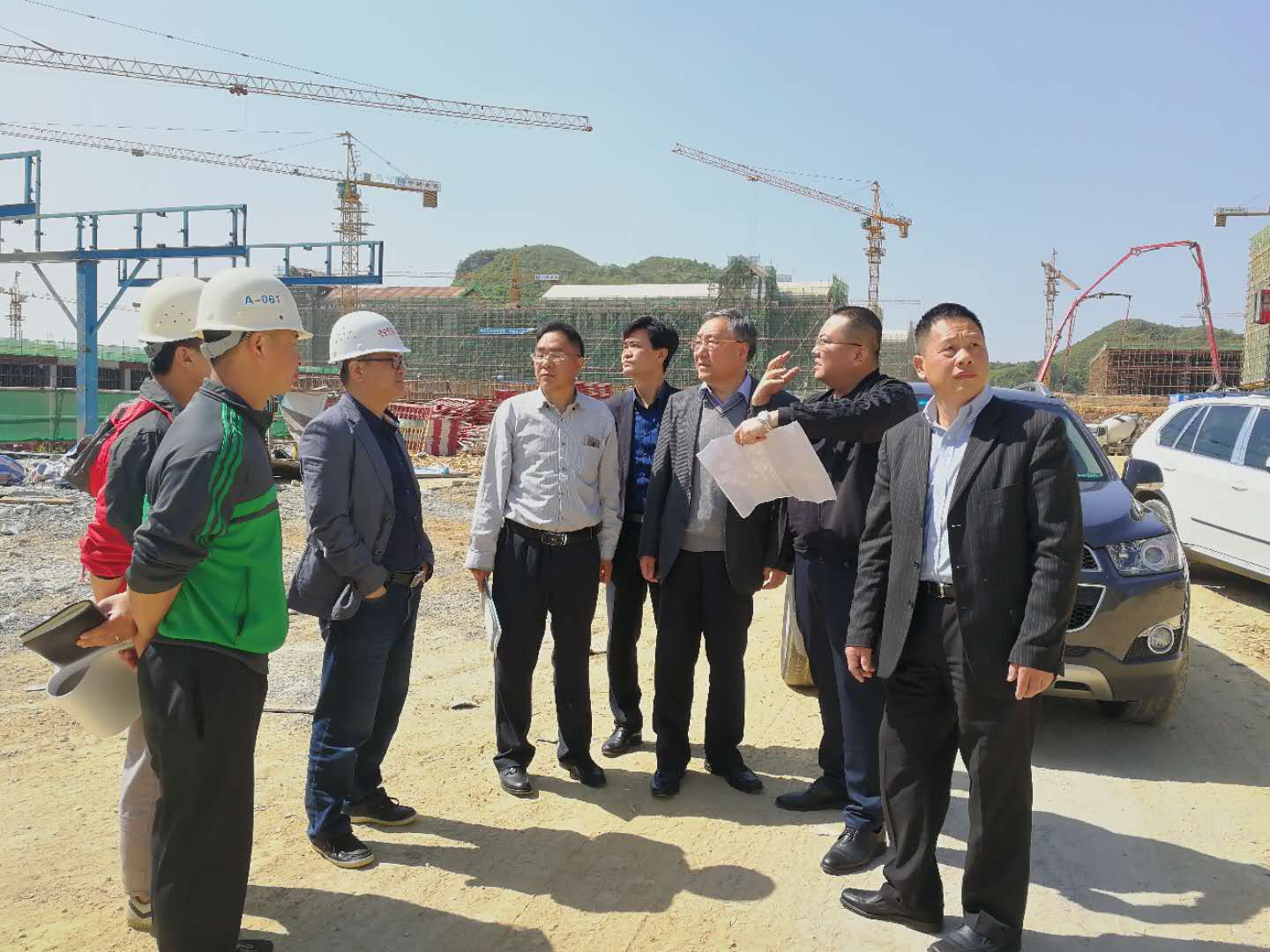 各领导实地考察海明堡直升机办公大楼和组装车间