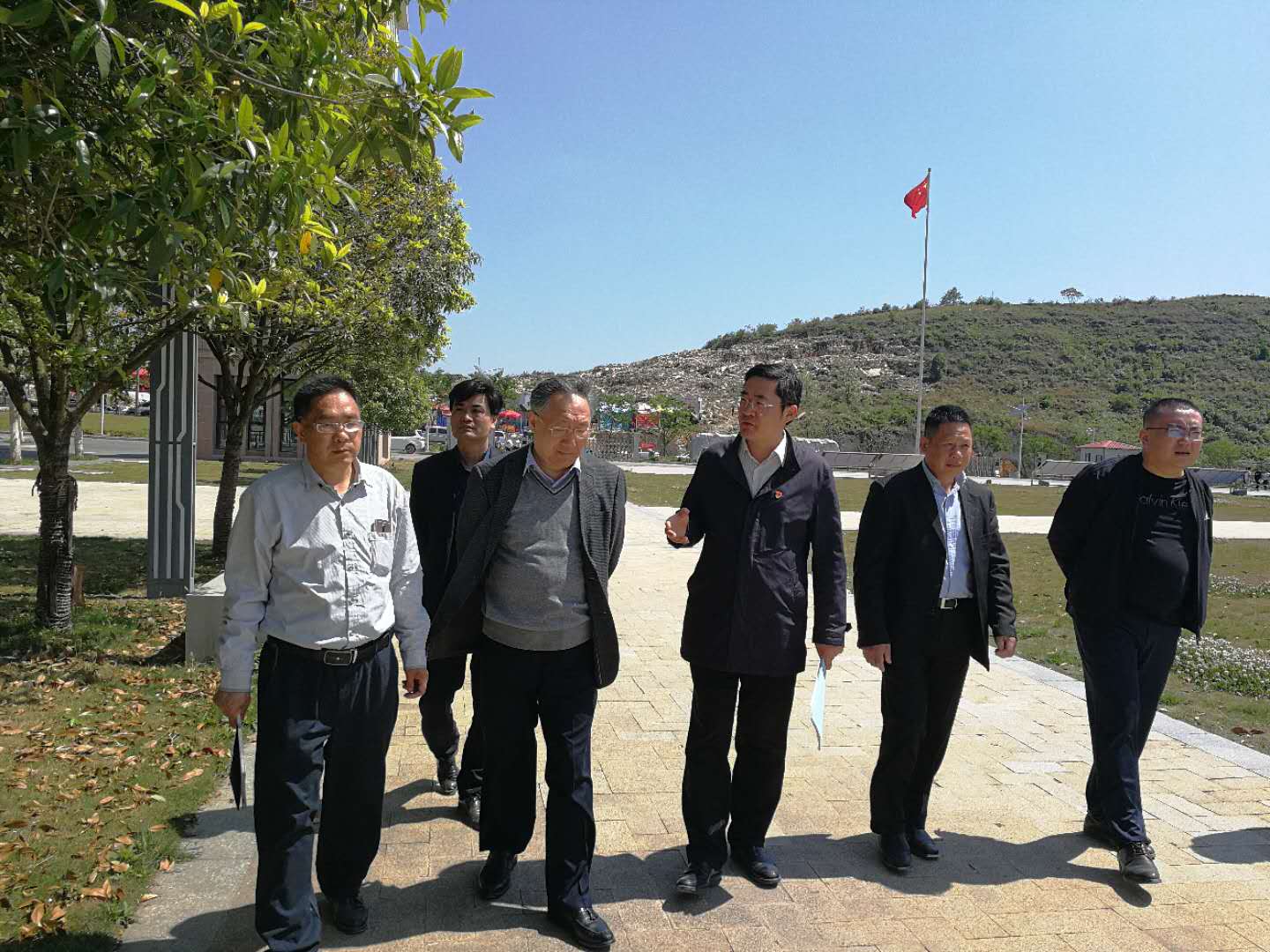 各领导在航空培训学校实地考察