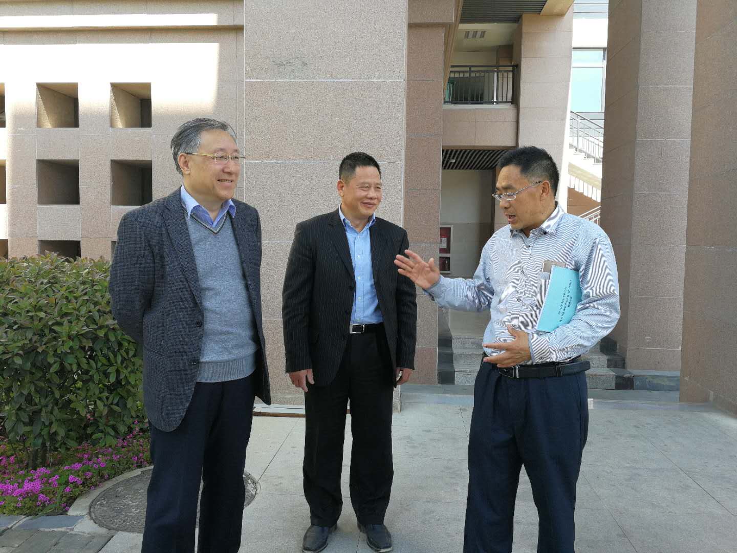 领导现场讲解 